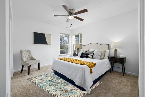 Bohemian Floral Medallion Area Rug in White and Yellow Modern Bedroom