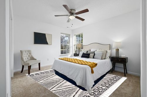 nuLOOM Cassia Moroccan Diamond Shaggy Tassel Area Rug, 8x10, Off-white in White and Yellow Modern Bedroom