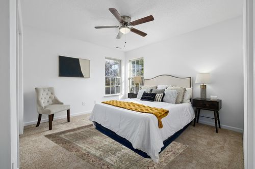 Loloi Amber Lewis x Loloi Georgie Collection GER-07 Moss/Salmon 5'-0" x 7'-6" Area Rug in White and Yellow Modern Bedroom