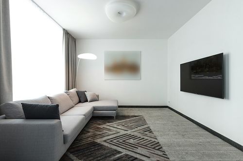 nuLOOM Elaine Handmade Leather Cowhide Geometric Area Rug, 5x8, Grey in Modern Living Room with Grey Couch