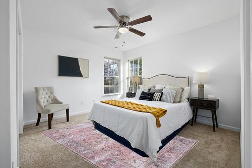 SAFAVIEH Tucson Collection Area Rug - 6' x 9', Pink & Beige, Persian Design, Non-Shedding Machine Washable & Slip Resistant Ideal for High Traffic Areas in Living Room, Bedroom (TSN144U) in White and Yellow Modern Bedroom