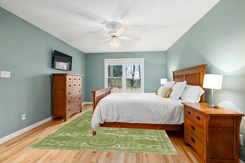 Unique Loom Bromley Collection Area Rug - Wells (7' 10" x 10' Rectangle, Green/ Ivory) in Teal and Orange Wood Bedroom