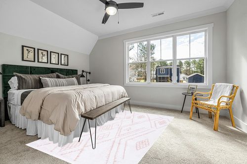 Safavieh Augustine Collection Area Rug - 6'4" x 9'6", Ivory & Pink, Moroccan Boho Fringe Design, Non-Shedding & Easy Care, Ideal for High Traffic Areas in Living Room, Bedroom (AGT835U) in Grey Traditional Bedroom with King Bed