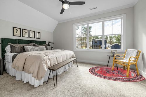 SAFAVIEH Tucson Collection Area Rug - 6'6" Round, Red & Blue, Medallion Design, Non-Shedding Machine Washable & Slip Resistant Ideal for High Traffic Areas in Living Room, Bedroom (TSN101Q) in Grey Traditional Bedroom with King Bed