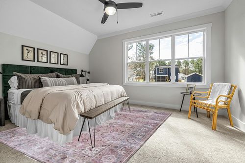 SAFAVIEH Tucson Collection Area Rug - 9' x 12', Pink & Beige, Persian Design, Non-Shedding Machine Washable & Slip Resistant Ideal for High Traffic Areas in Living Room, Bedroom (TSN144U) in Grey Traditional Bedroom with King Bed