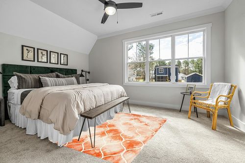 SAFAVIEH Dip Dye Collection 5' x 8' Orange / Ivory DDY685K Handmade Trellis Watercolor Premium Wool Area Rug in Grey Traditional Bedroom with King Bed