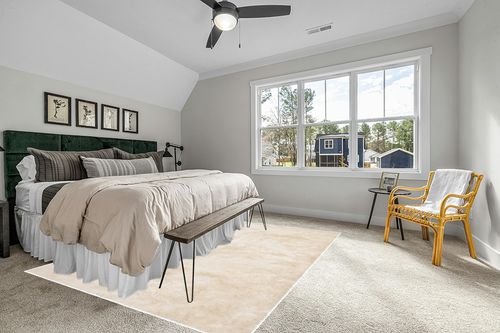 2.5-inch Thick Accent Rug in Grey Traditional Bedroom with King Bed