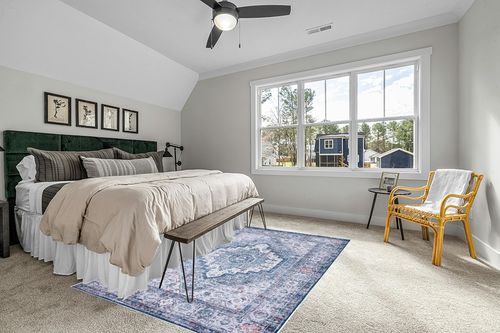 SAFAVIEH Tucson Collection Area Rug - 6' x 9', Beige & Green, Persian Medallion Design, Non-Shedding Machine Washable & Slip Resistant Ideal for High Traffic Areas in Living Room, Bedroom (TSN198C) in Grey Traditional Bedroom with King Bed