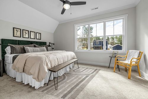 Safavieh Urban Collection Area Rug - 8' x 10', Beige & Ivory, Mid-Century Modern Tassel Fringe Design, Non-Shedding & Easy Care, Ideal for High Traffic Areas in Living Room, Bedroom (URB210B) in Grey Traditional Bedroom with King Bed