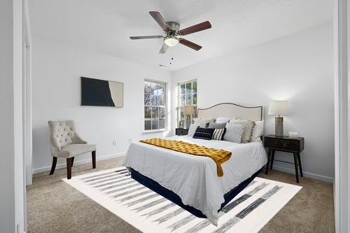 Safavieh Kilim KLM529A Handmade Ivory / Black Rug - 8' x 10' in White and Yellow Modern Bedroom