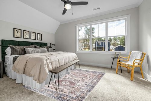 nuLOOM Mae Tribal Motif Machine Washable Area Rug in Grey Traditional Bedroom with King Bed