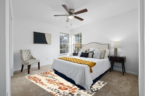 SAFAVIEH Soho Collection 5' x 8' Beige / Orange SOH338B Handmade Premium Wool & Viscose Area Rug in White and Yellow Modern Bedroom