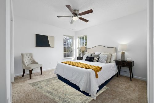 Magnolia Home by Joanna Gaines x Loloi Sinclair Collection SIN-04 Natural / Sage 5'-0" x 7'-0" Area Rug in White and Yellow Modern Bedroom