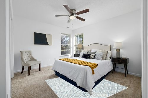 Safavieh Metro Collection Area Rug - 6' Round, Light Blue & Ivory, Handmade Wool, Ideal for High Traffic Areas in Living Room, Bedroom (MET455L) in White and Yellow Modern Bedroom