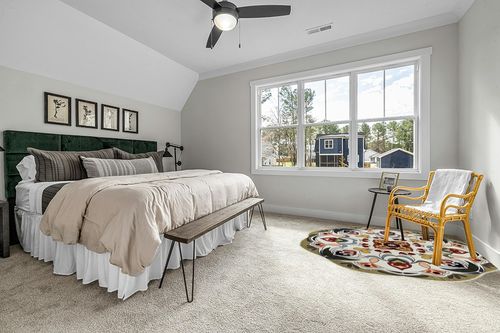 Green Flower Area Rugs, 7ft,American Pastoral Light Luxury Floral Special-Shaped Carpet, Soft Plush Fluffy Round Rug, 3D Printing Geometric Symmetrical Carpet, Non-Slip Home Decor Cute Flower Rug in Grey Traditional Bedroom with King Bed