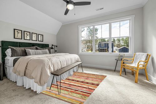 Dash and Albert Aztec Kilim Handwoven Wool Rug, 5 X 8 Feet, Multi Geometric Pattern in Grey Traditional Bedroom with King Bed