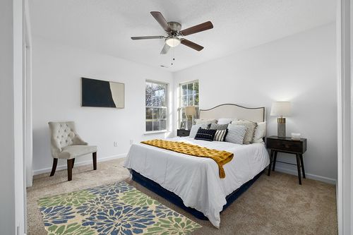 JONATHAN Y SMB110B-4 Zinnia Modern Floral Textured Weave Indoor Outdoor Area-Rug Bohemian Coastal Easy-Cleaning Bedroom Kitchen Backyard Patio Non Shedding, 4 X 6, Navy/Green in White and Yellow Modern Bedroom