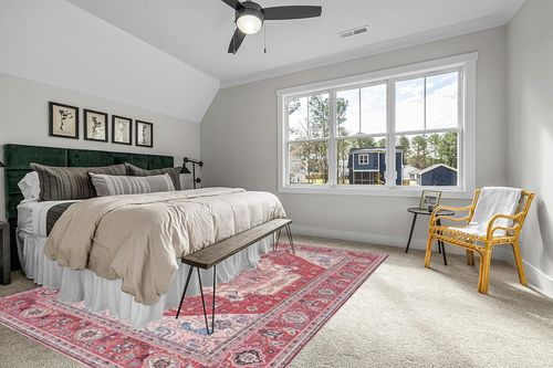 SAFAVIEH Tucson Collection Area Rug - 9' x 12', Red & Pink, Persian Design, Non-Shedding Machine Washable & Slip Resistant Ideal for High Traffic Areas in Living Room, Bedroom (TSN139R) in Grey Traditional Bedroom with King Bed