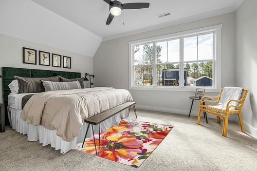 Rugshop Modern Bright Flowers Non-Slip (Non-Skid) Area Rug 5 X 7 (5' 3" X 7' 3") Multi in Grey Traditional Bedroom with King Bed