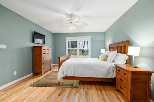 Magnolia Home by Joanna Gaines x Loloi Sinclair SIN-06 Collection Machine Washable Clay / Tobacco 5'-0" x 7'-0" Area Rug in Teal and Orange Wood Bedroom