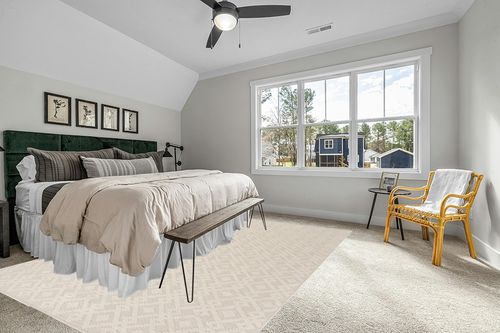 SAFAVIEH Vermont Collection Area Rug - 9' x 12', Ivory, Handmade Wool & Cotton, Ideal for High Traffic Areas in Living Room, Bedroom (VRM102A) in Grey Traditional Bedroom with King Bed