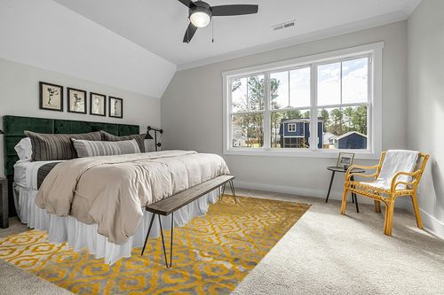 SAFAVIEH Porcello Collection Area Rug - 9' x 12', Light Grey & Yellow, Moroccan Quatrefoil Distressed Design, Non-Shedding & Easy Care, Ideal for High Traffic Areas in Living Room, Bedroom (PRL7734C) in Grey Traditional Bedroom with King Bed