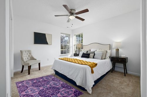 SAFAVIEH Wyndham Collection Accent Rug - 4' x 6', Purple, Handmade Modern Wool, Ideal for High Traffic Areas in Entryway, Living Room, Bedroom (WYD376J) in White and Yellow Modern Bedroom