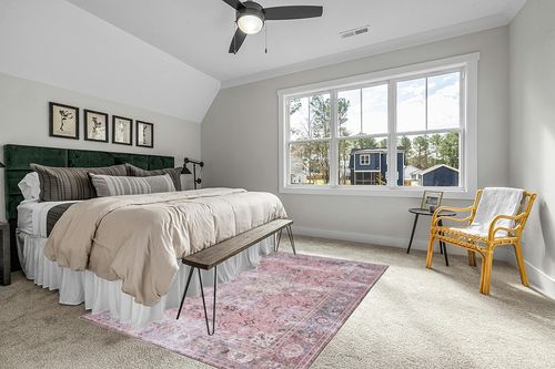 SAFAVIEH Tucson Collection Area Rug - 6' x 9', Pink & Beige, Persian Design, Non-Shedding Machine Washable & Slip Resistant Ideal for High Traffic Areas in Living Room, Bedroom (TSN144U) in Grey Traditional Bedroom with King Bed