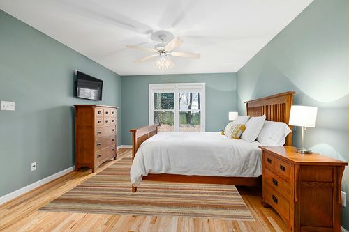 SAFAVIEH Striped Kilim Collection 8' x 10' Beige STK311A Handmade Flatweave Wool Area Rug in Teal and Orange Wood Bedroom