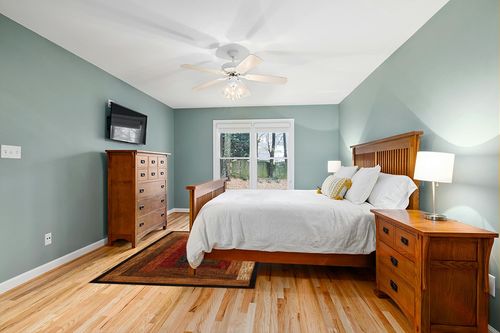‎Black/Brown ‎Royalty Vega ‎Fade Resistant, Stain Resistant ‎Area Rug in Teal and Orange Wood Bedroom