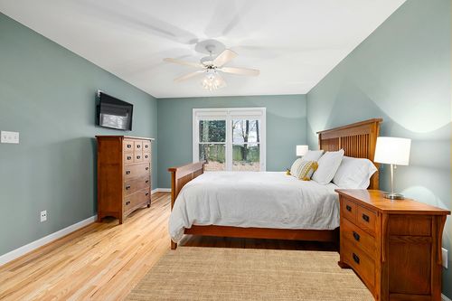 nuLOOM Ashli Solid Farmhouse Jute Area Rug, 4x6, Natural in Teal and Orange Wood Bedroom