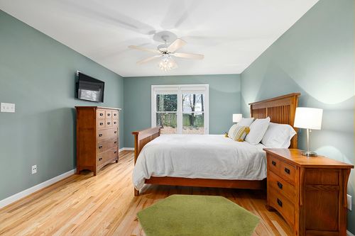 4.6 ft, Green fluffy rug in Teal and Orange Wood Bedroom