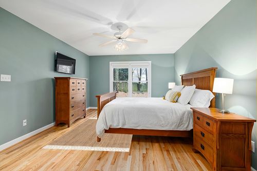 nuLOOM Raleigh Farmhouse Jute Tasseled Area Rug, 5x8, Natural in Teal and Orange Wood Bedroom