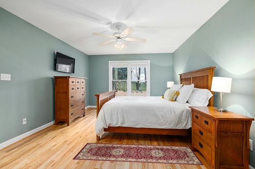 SAFAVIEH Lyndhurst Collection Runner Rug - 2'3" x 6', Red & Ivory, Traditional Oriental Design, Non-Shedding & Easy Care, Ideal for High Traffic Areas in Living Room, Bedroom (LNH329C) in Teal and Orange Wood Bedroom