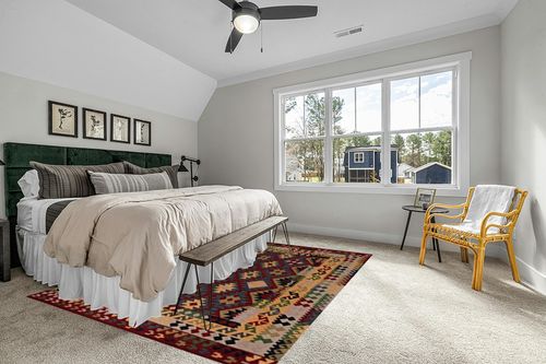 SAFAVIEH Aspen Collection Area Rug - 8' x 10', Red & Yellow, Handmade Boho Tribal Southwestern Wool, Ideal for High Traffic Areas in Living Room, Bedroom (APN404Q) in Grey Traditional Bedroom with King Bed