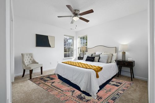 Rose / Rose Transitional Shed Resistant, Fade Resistant, Stain Resistant Hallway Area Rug in White and Yellow Modern Bedroom