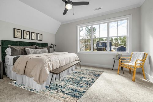 SAFAVIEH Madison Collection Area Rug - 8' x 10', Grey & Blue, Modern Abstract Design, Non-Shedding & Easy Care, Ideal for High Traffic Areas in Living Room, Bedroom (MAD460K) in Grey Traditional Bedroom with King Bed