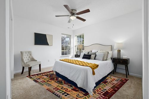 SAFAVIEH Aspen Collection Area Rug - 8' x 10', Red & Yellow, Handmade Boho Tribal Southwestern Wool, Ideal for High Traffic Areas in Living Room, Bedroom (APN404Q) in White and Yellow Modern Bedroom