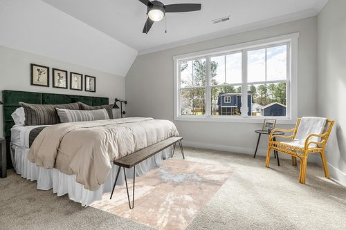 nuLOOM Cyn Contemporary Abstract Area Rug, 5x8, Beige in Grey Traditional Bedroom with King Bed