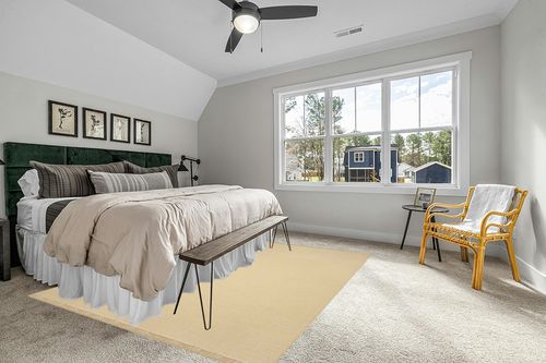 SAFAVIEH Montauk Collection Area Rug - 8' x 10', Ivory & Yellow, Handmade Flat Weave Boho Farmhouse Cotton Tassel Fringe, Ideal for High Traffic Areas in Living Room, Bedroom (MTK340E) in Grey Traditional Bedroom with King Bed