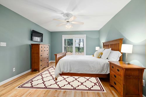 SAFAVIEH Amherst Collection Area Rug - 8' x 10', Ivory & Red, Trellis Design, Non-Shedding & Easy Care, Ideal for High Traffic Areas in Living Room, Bedroom (AMT414H) in Teal and Orange Wood Bedroom