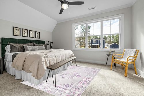 SAFAVIEH Skyler Collection 6' x 9' Grey / Pink SKY169P Distressed Medallion Non-Shedding Living Room Bedroom Dining Home Office Area Rug in Grey Traditional Bedroom with King Bed