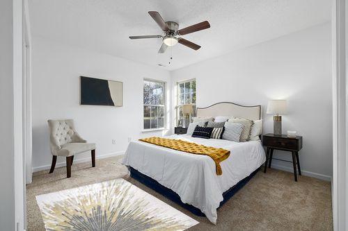 nuLOOM Amaya Abstract Area Rug, 4x6, Gold in White and Yellow Modern Bedroom
