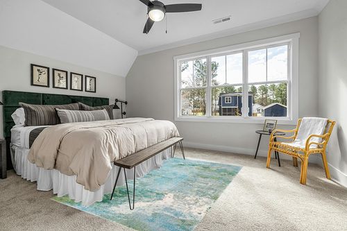 Safavieh Madison Collection Area Rug - 6' x 9', Light Blue & Green, Boho Abstract Design, Non-Shedding & Easy Care, Ideal for High Traffic Areas in Living Room, Bedroom (MAD440J) in Grey Traditional Bedroom with King Bed