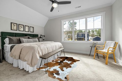bonanza leathers Genuine Cowhide Rug Tricolor Size S/L/XL 5X6/6X7/7X8 FT (XL) in Grey Traditional Bedroom with King Bed