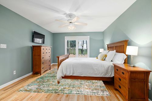 Green/Turquoise Contemporary Shed Resistant, Stain Resistant Living Room Area Rug in Teal and Orange Wood Bedroom