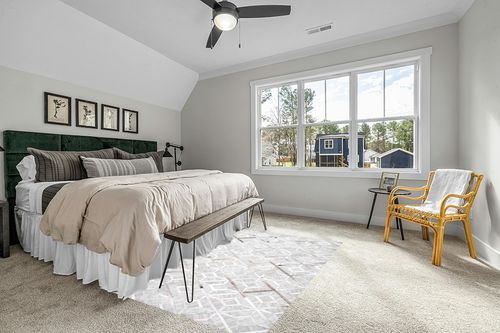 nuLOOM Chanda Modern Cowhide Area Rug, 5x8, Grey in Grey Traditional Bedroom with King Bed