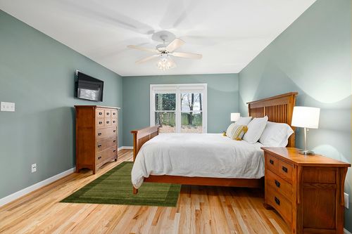 Unique Loom Del Mar Collection Area Rug - Abigail (5' 3" x 8' Rectangle, Light Green/ Ivory) in Teal and Orange Wood Bedroom