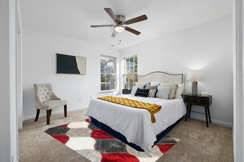 United Rugs - 4D Shaggy 6488 Thick Soft Plush Modern Shag Stain-Resistant Area Rug (Red, 5' x 7') in White and Yellow Modern Bedroom