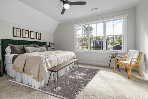 SAFAVIEH Kilim Collection Area Rug - 8' x 10', Brown & Ivory, Handmade Moroccan Boho Rustic Cotton, Ideal for High Traffic Areas in Living Room, Bedroom (KLM851T) in Grey Traditional Bedroom with King Bed